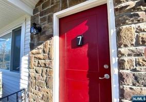 featured image of 7 Holland Ave