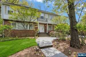 featured image of 195 Elm Rd