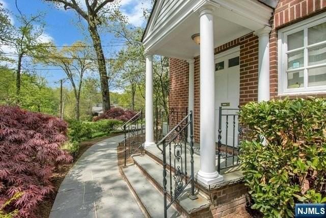 195 Elm Rd - Photo 3 of 49