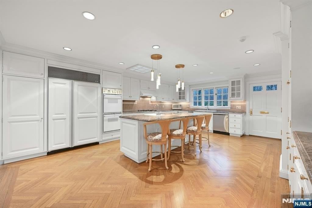 195 Elm Rd - Photo 7 of 49