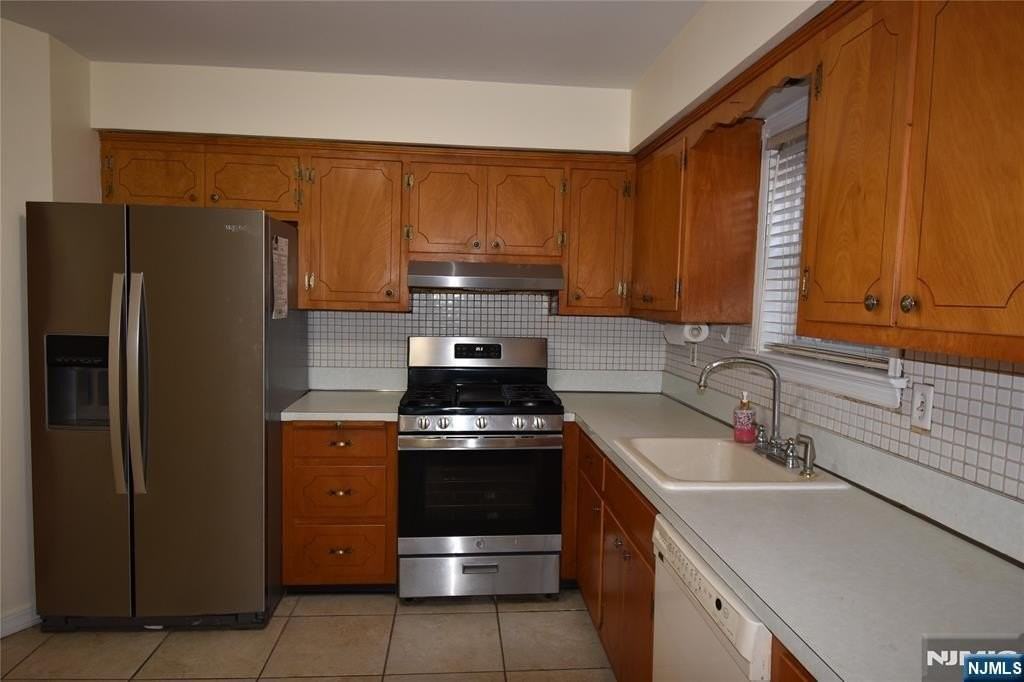 126 California Ave #A - Photo 7 of 28