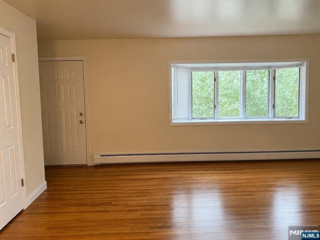 112 Hawthorne Ave - Photo 2 of 8