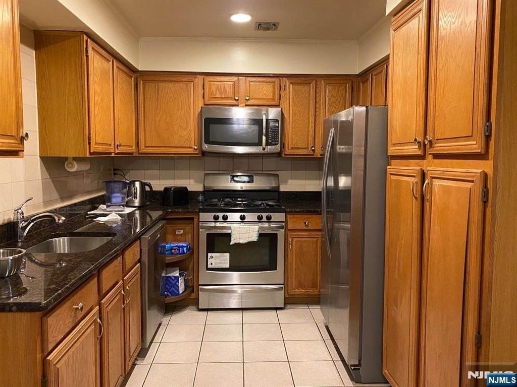 112 Hawthorne Ave - Photo 4 of 8