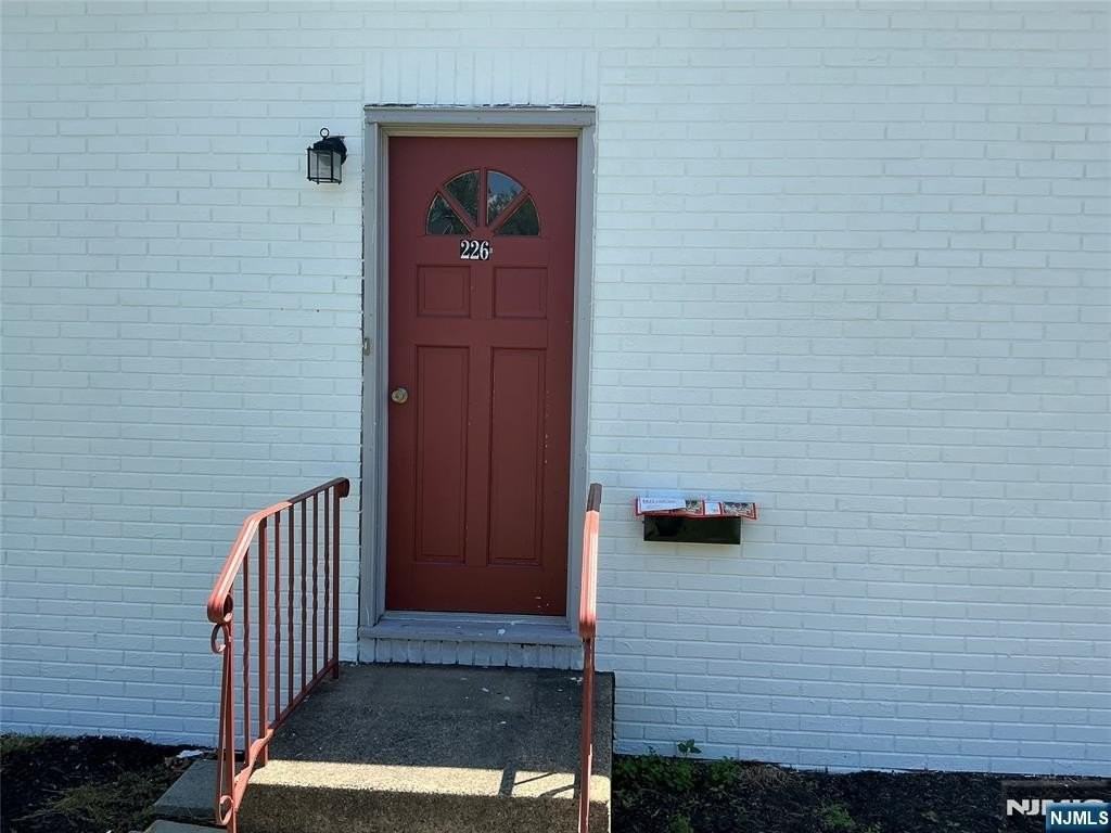 226 Livingston St - Photo 2 of 12