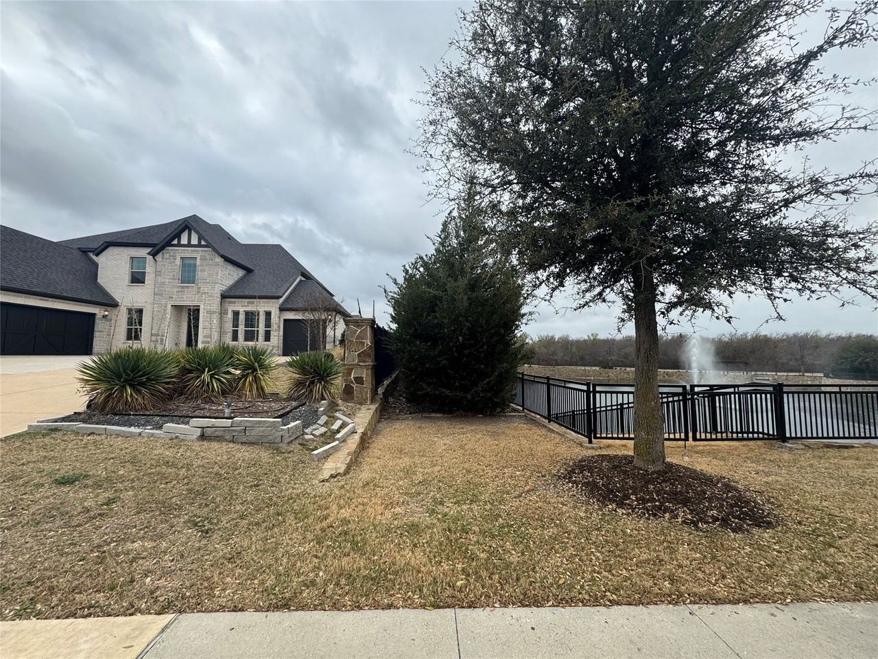 1520 Winchester Dr - Photo 2 of 40