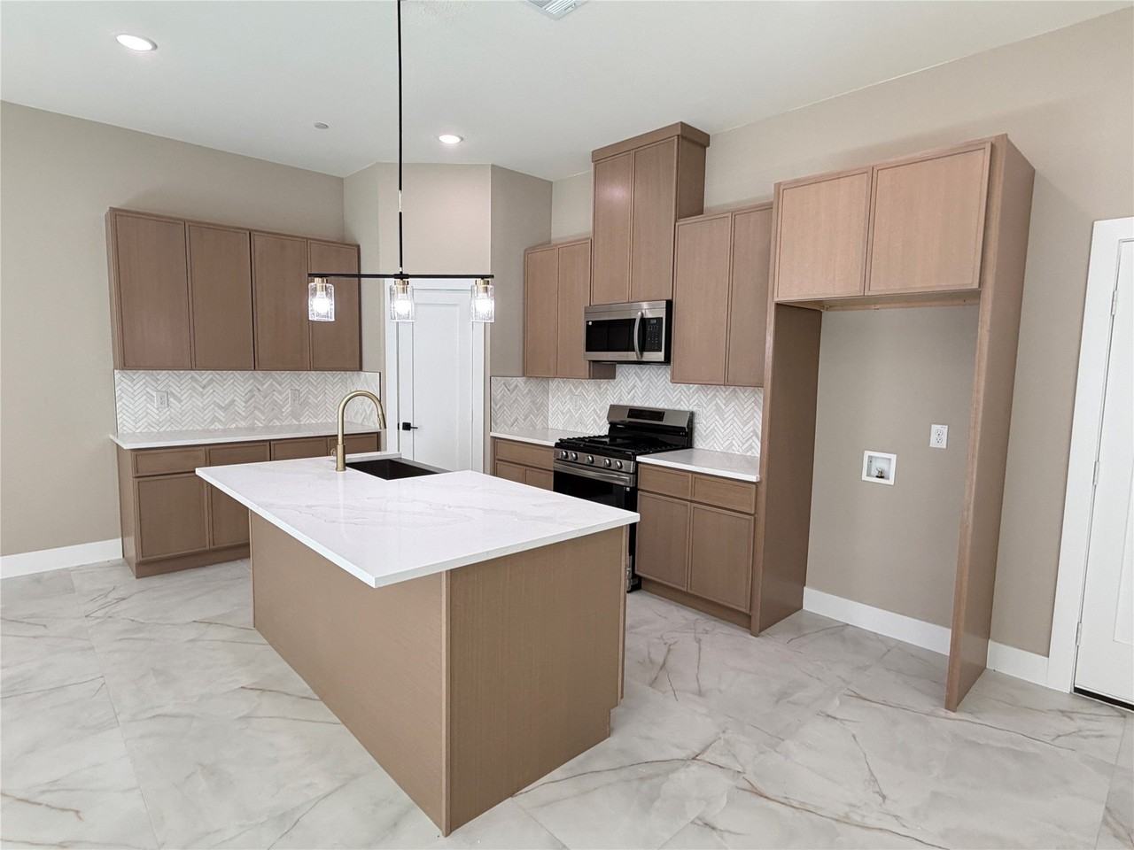 2390 Usmen Dr - Photo 5 of 17