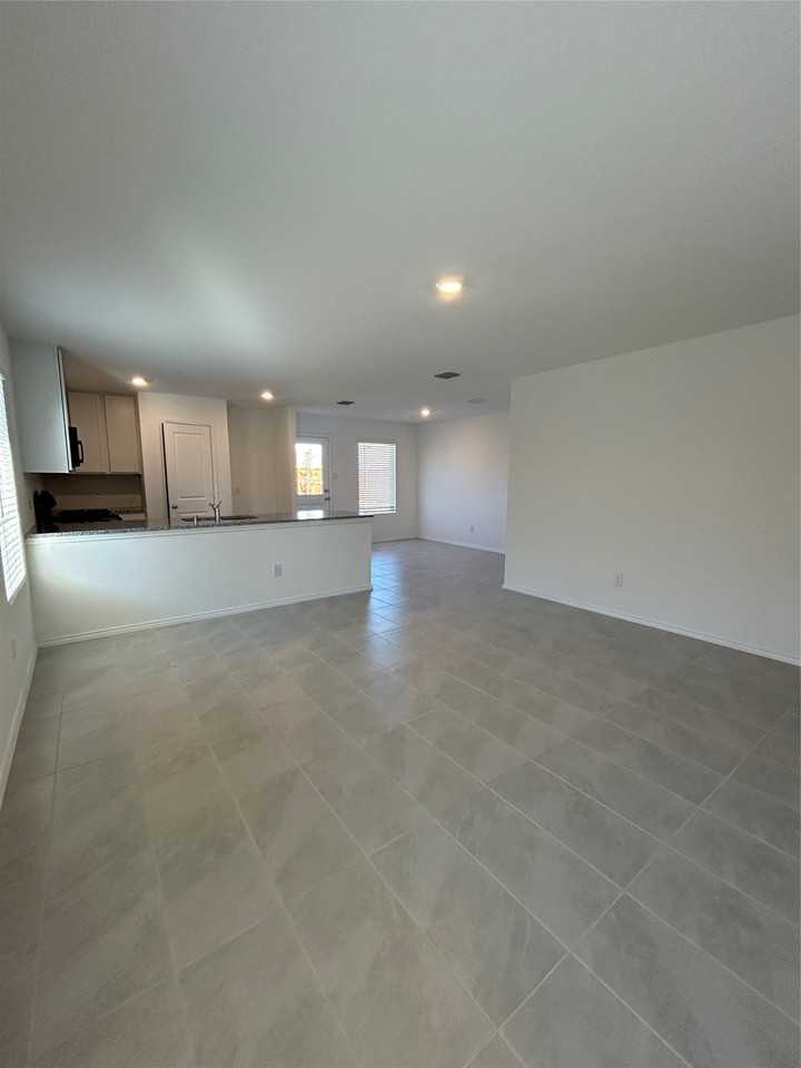 2813 Watchpoint Rd - Photo 3 of 8