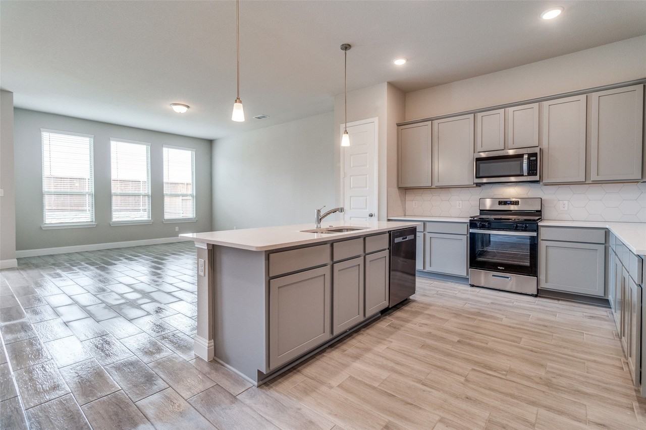 1319 Beach Blvd - Photo 6 of 27