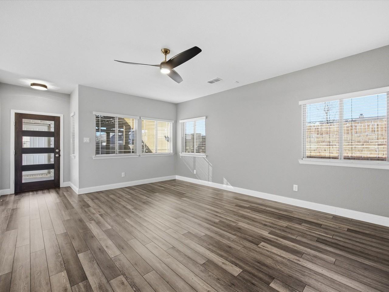 701 Presidio St - Photo 3 of 40