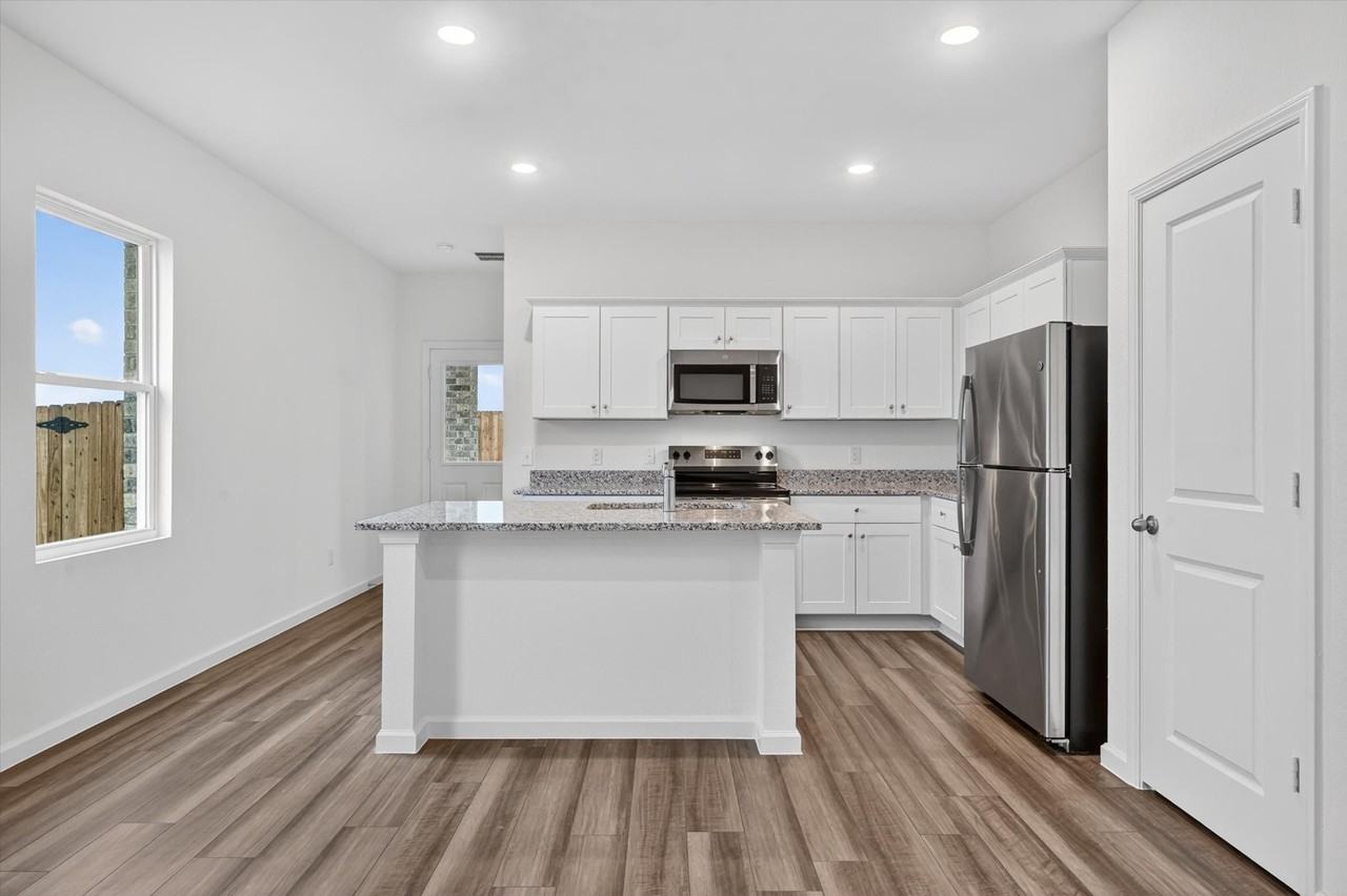 2128 Meadow Park Dr - Photo 2 of 17