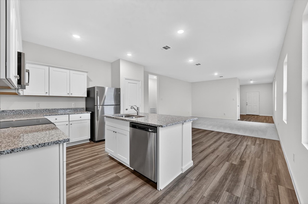 2128 Meadow Park Dr - Photo 3 of 17
