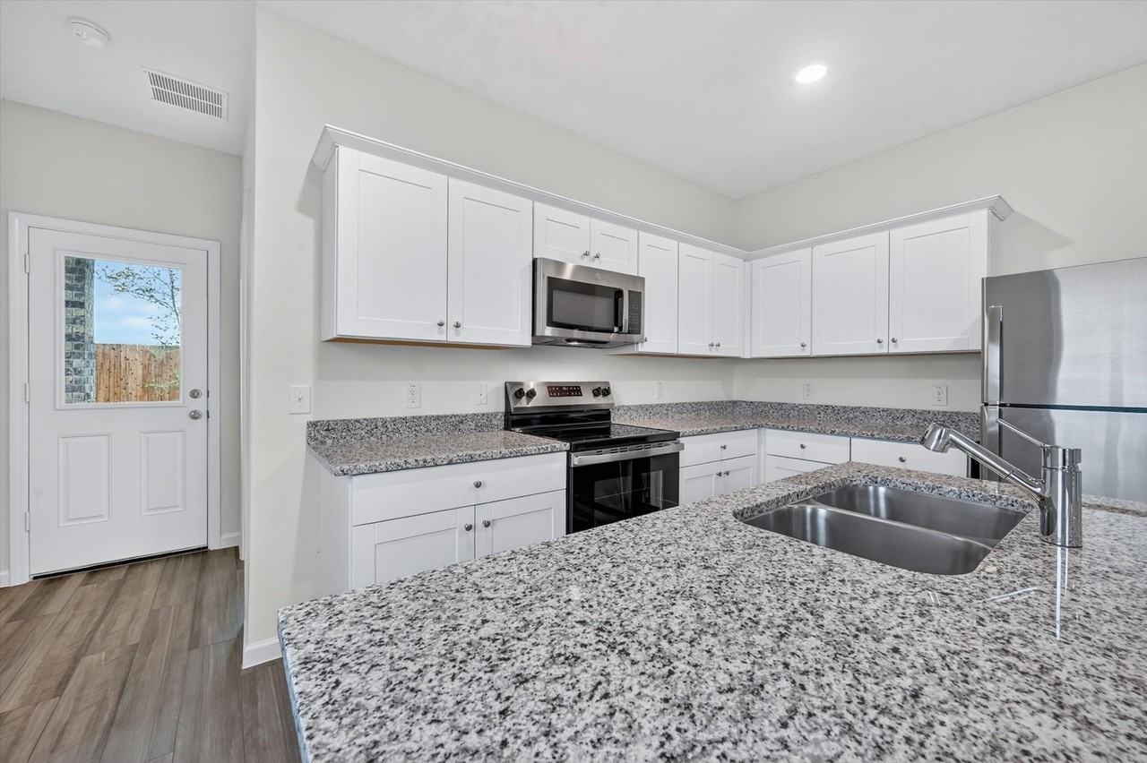 2128 Meadow Park Dr - Photo 4 of 17