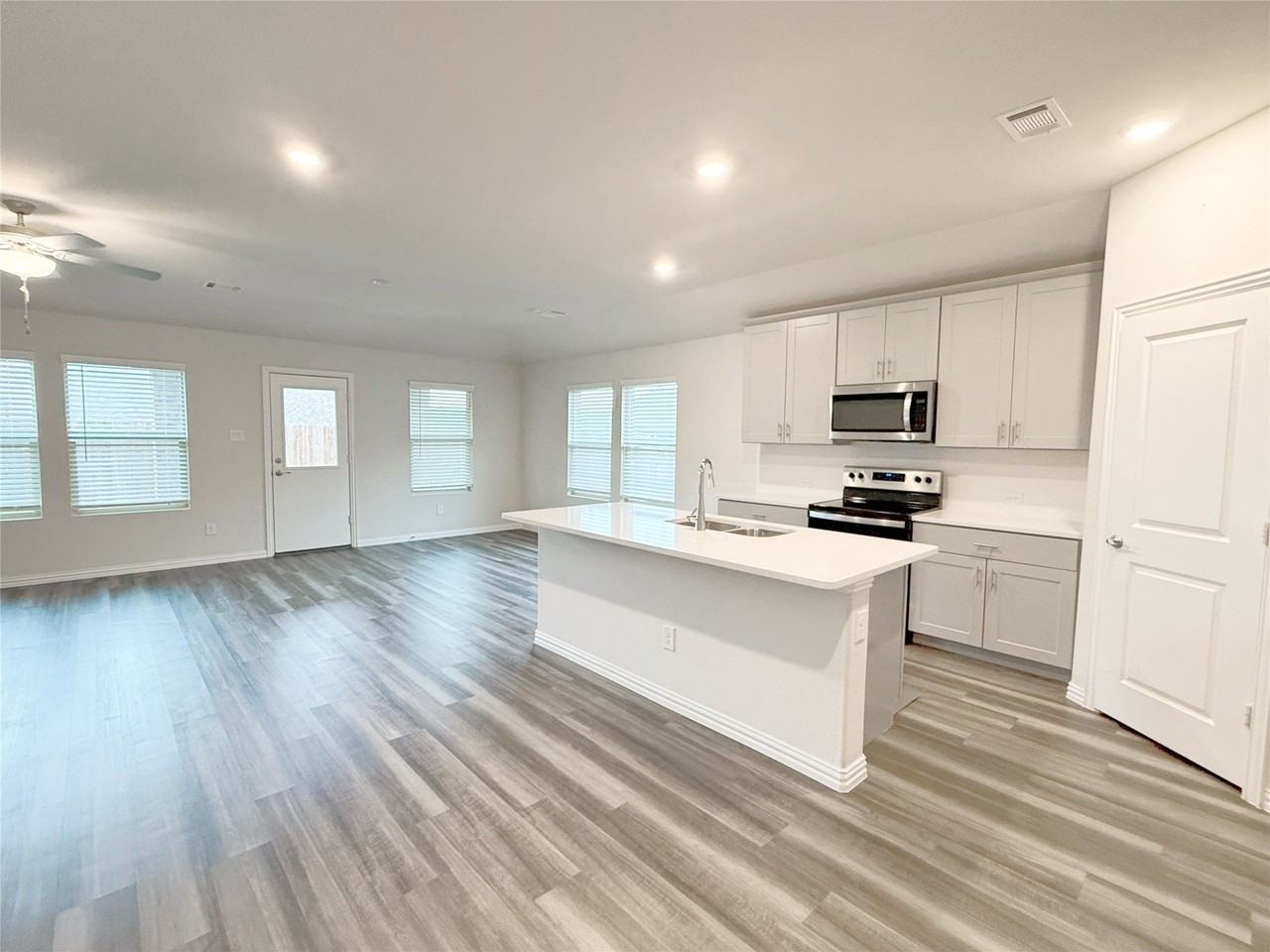 1909 Canyon Ln - Photo 3 of 21