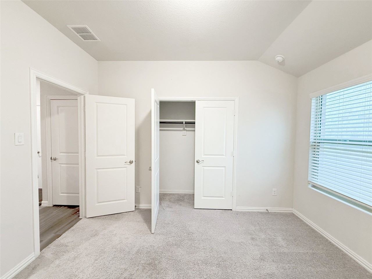 1909 Canyon Ln - Photo 5 of 21