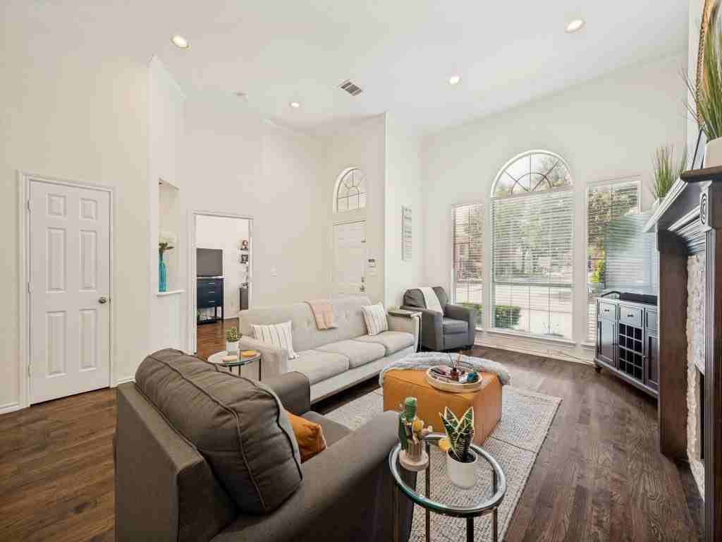 6072 Thursby Ave - Photo 2 of 25