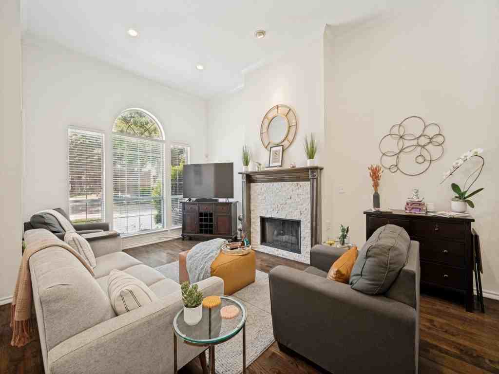 6072 Thursby Ave - Photo 7 of 25