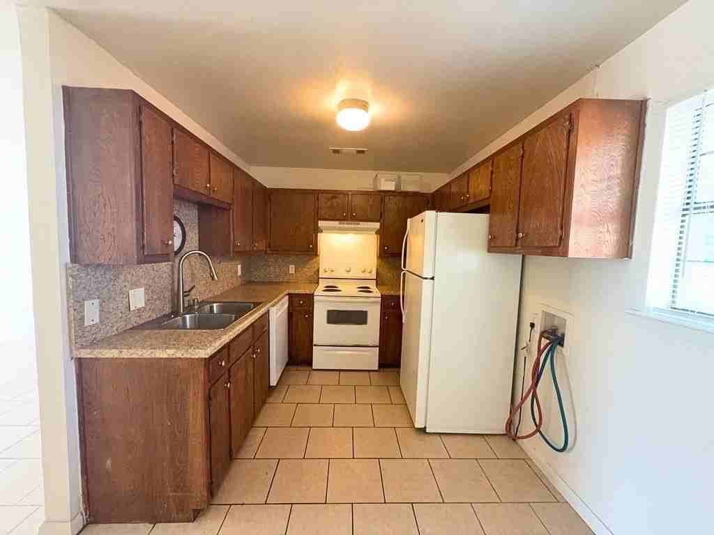 807 W Walnut St #C2 - Photo 5 of 18