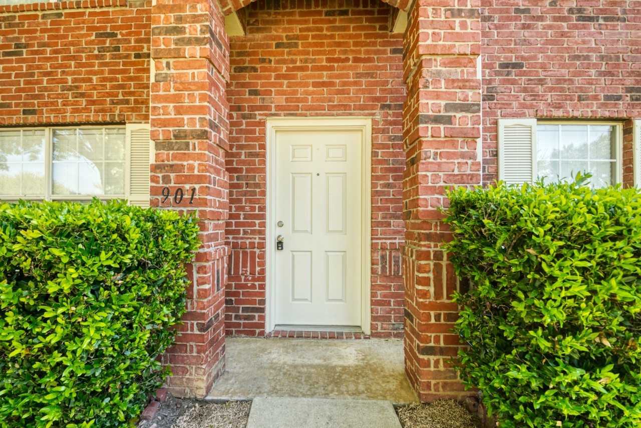 901 Elizabeth Dr - Photo 4 of 32