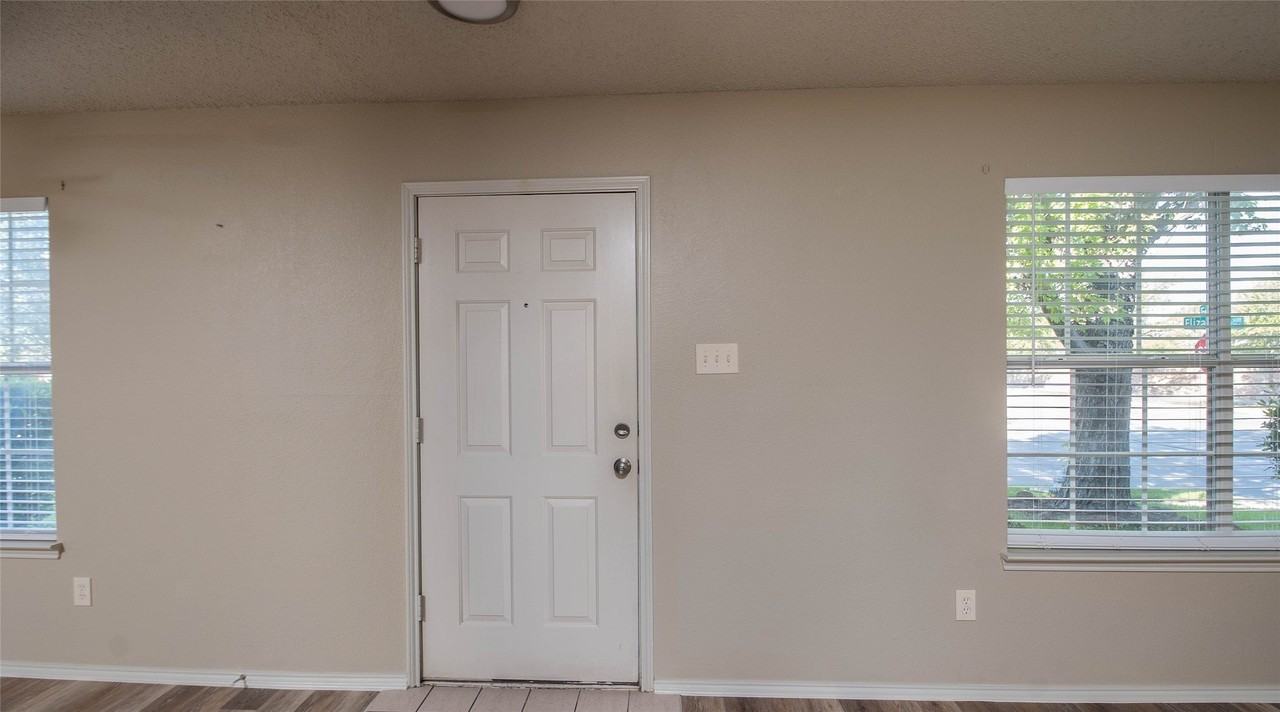 901 Elizabeth Dr - Photo 5 of 32