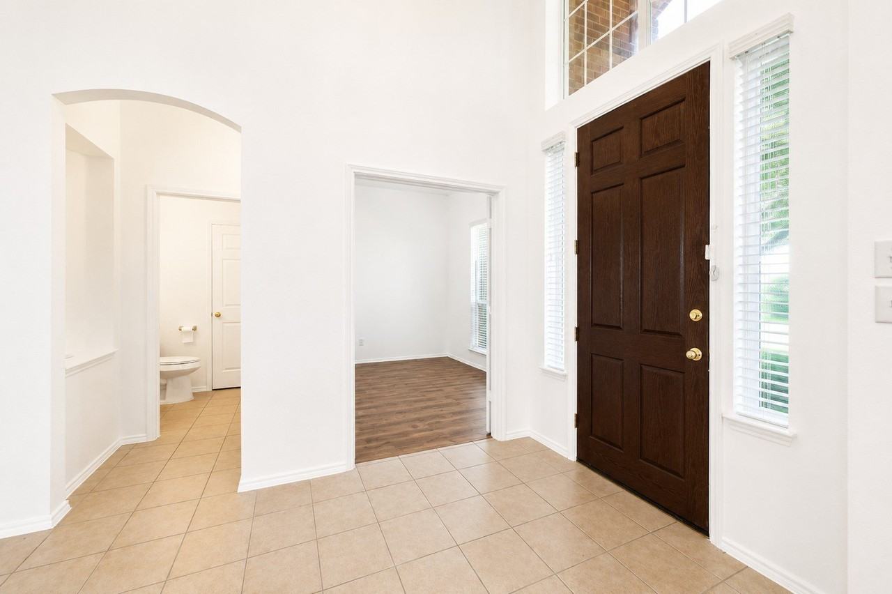 10057 Wyndbrook Dr - Photo 2 of 37