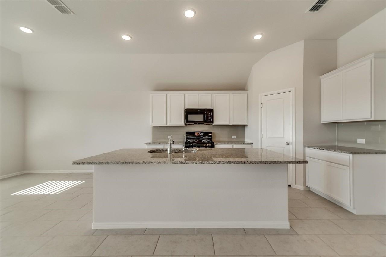 4909 Cleves Avenue - Photo 5 of 25