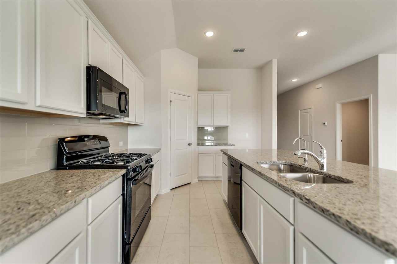 4909 Cleves Avenue - Photo 6 of 25