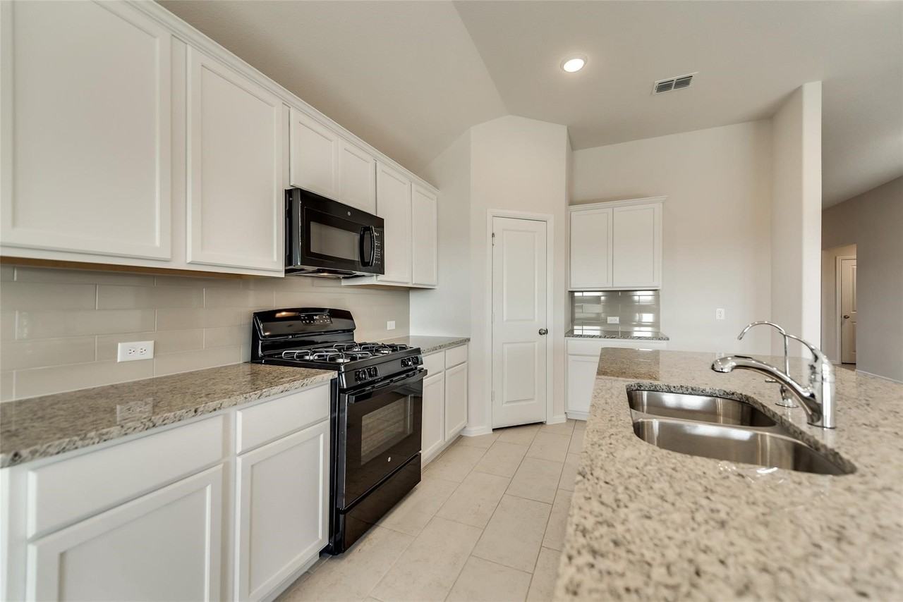 4909 Cleves Avenue - Photo 7 of 25
