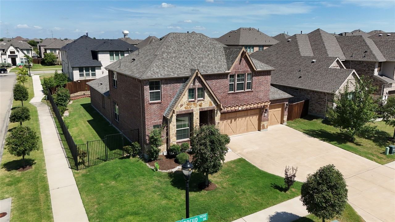 14286 Winecup Dr - Photo 2 of 32