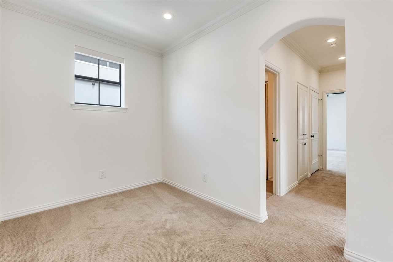 5804 Hudson St #B - Photo 3 of 23