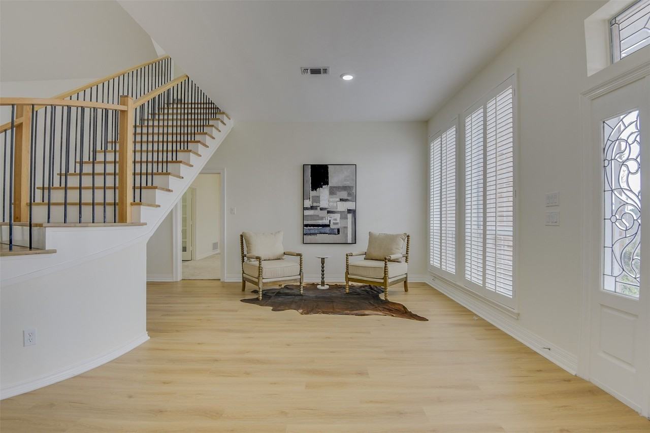 2121 Shari Ln - Photo 4 of 40