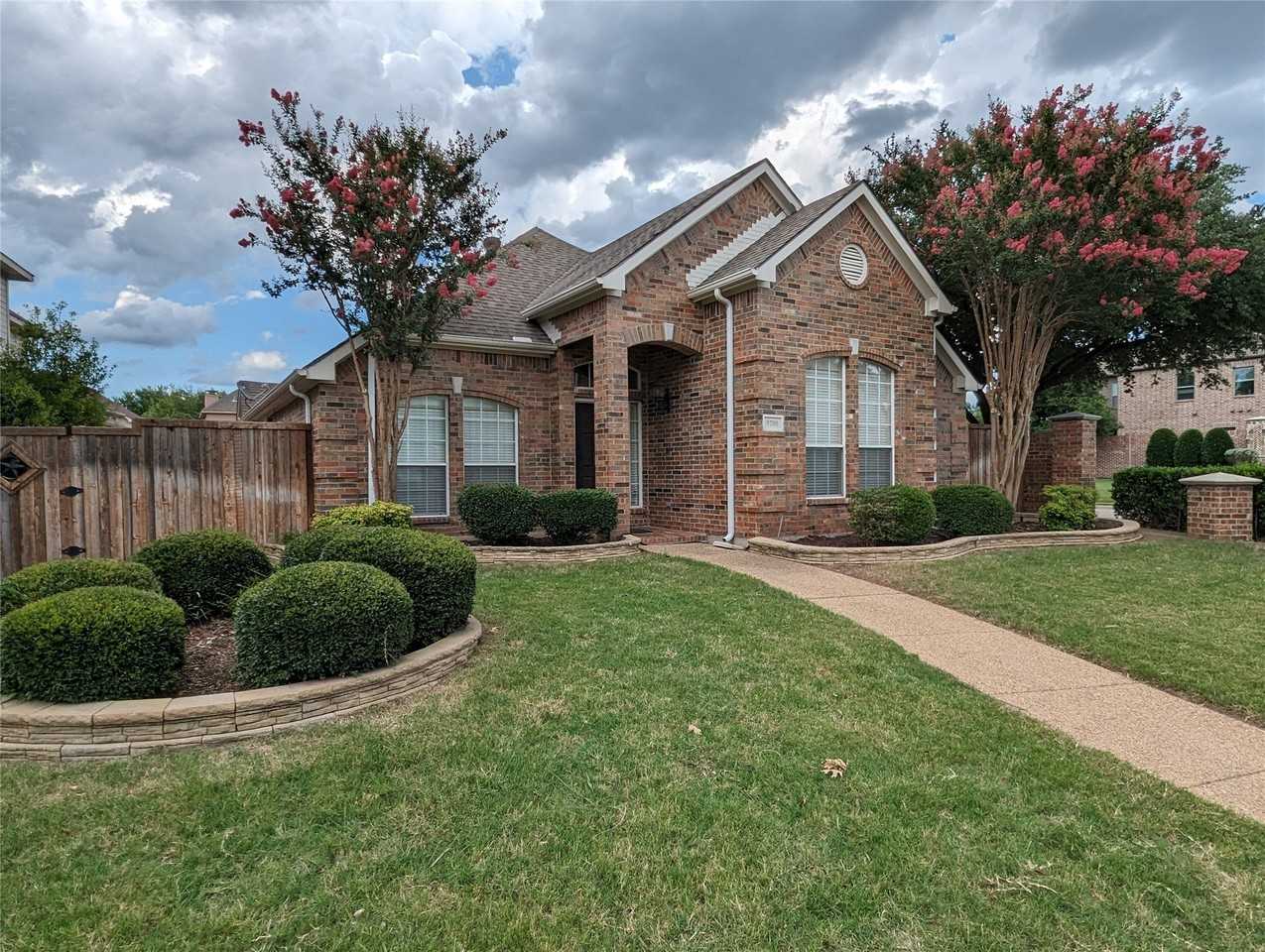 9200 Blue Water Dr - Photo 2 of 12
