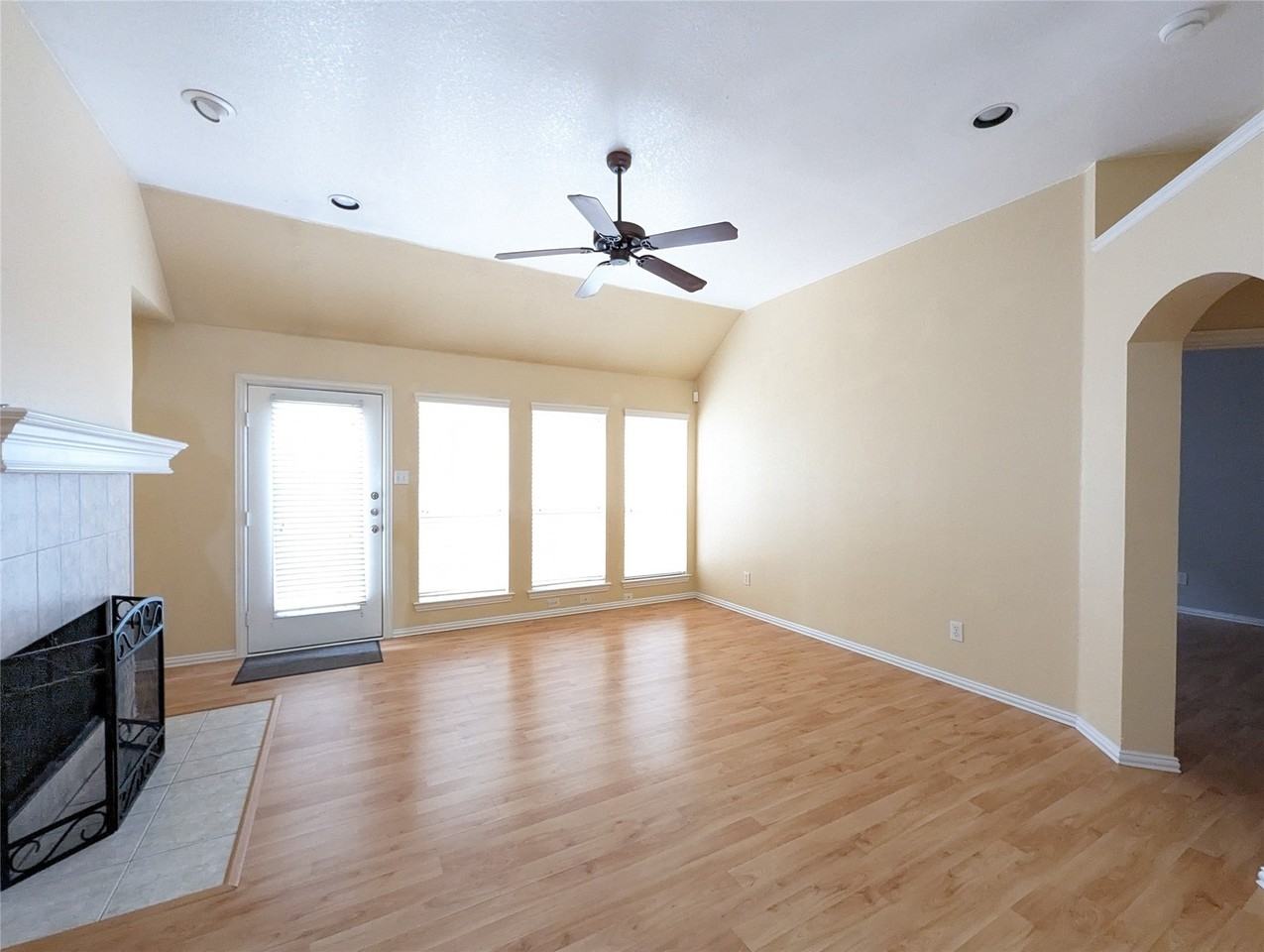 9200 Blue Water Dr - Photo 4 of 12