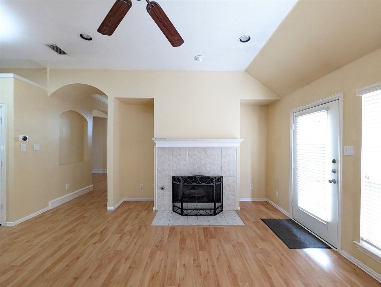 9200 Blue Water Dr - Photo 5 of 12