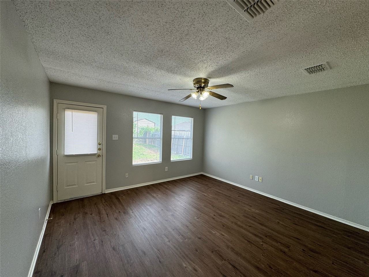1805 Brookwood Dr - Photo 2 of 8