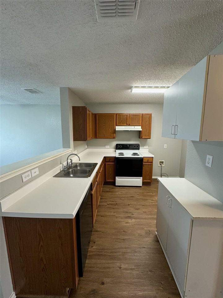 1805 Brookwood Dr - Photo 4 of 8