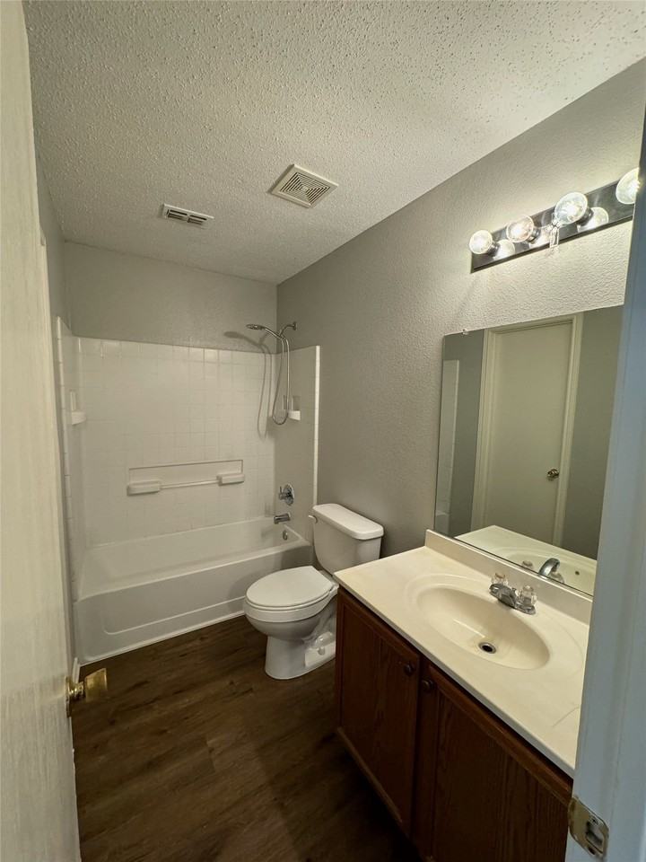 1805 Brookwood Dr - Photo 5 of 8