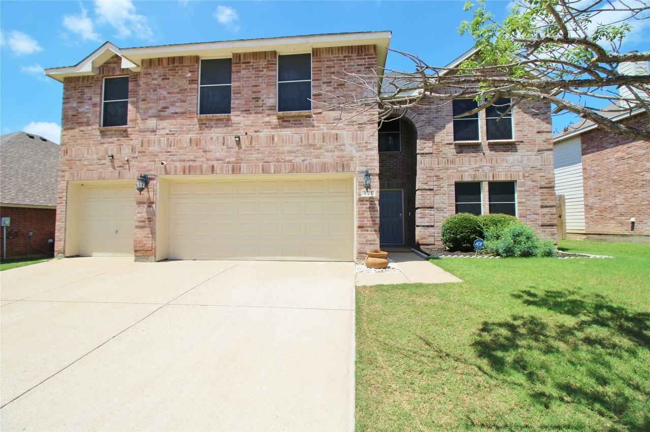 928 Oakcrest Dr - Photo 2 of 32