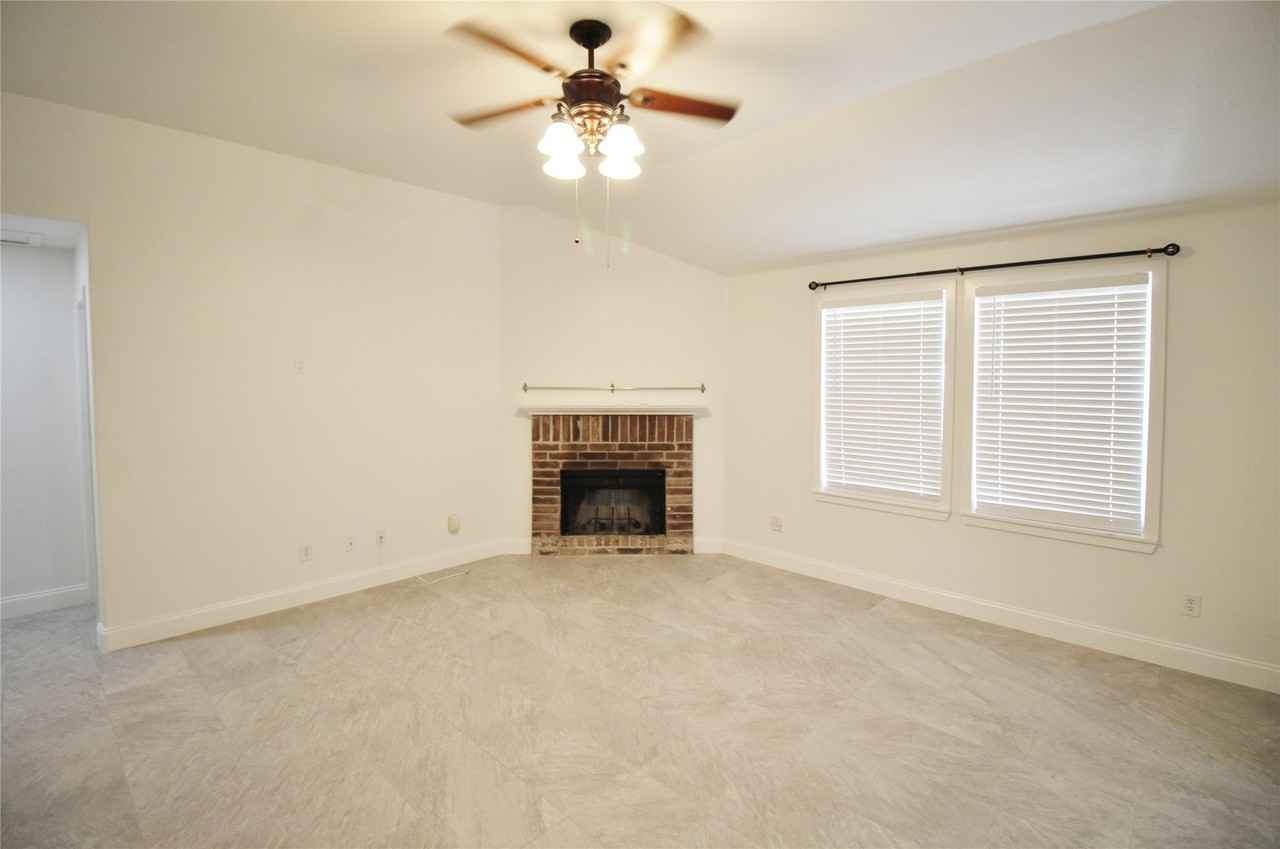 928 Oakcrest Dr - Photo 3 of 32