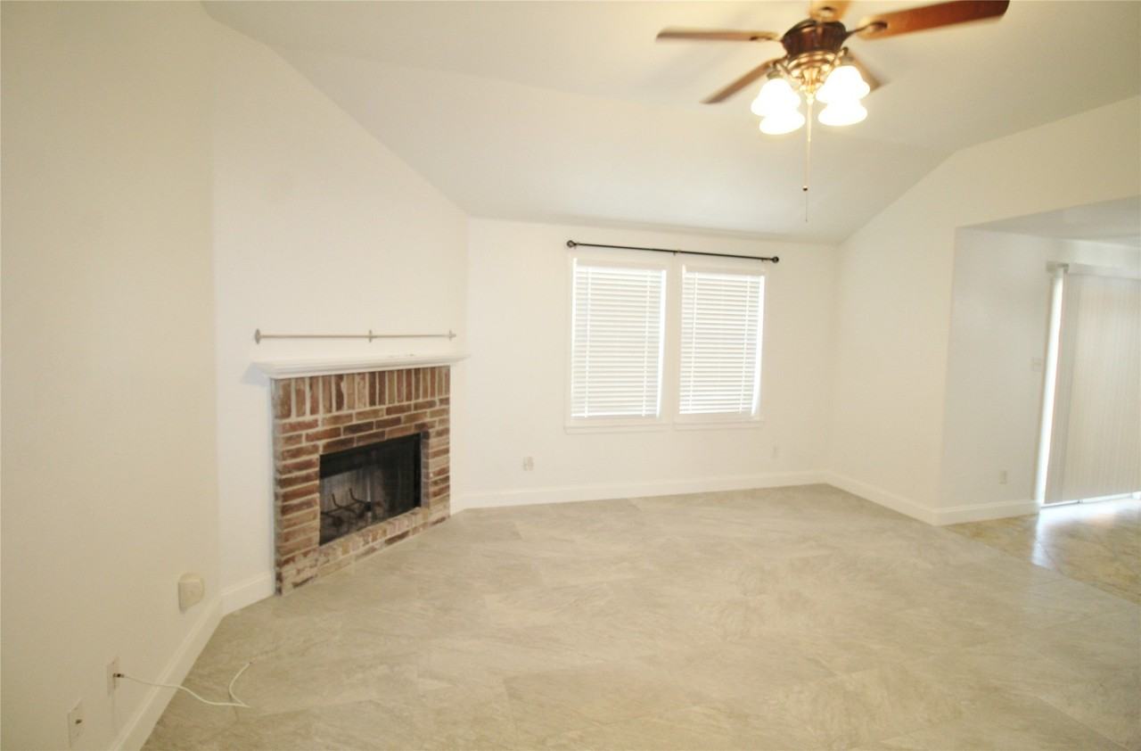 928 Oakcrest Dr - Photo 4 of 32