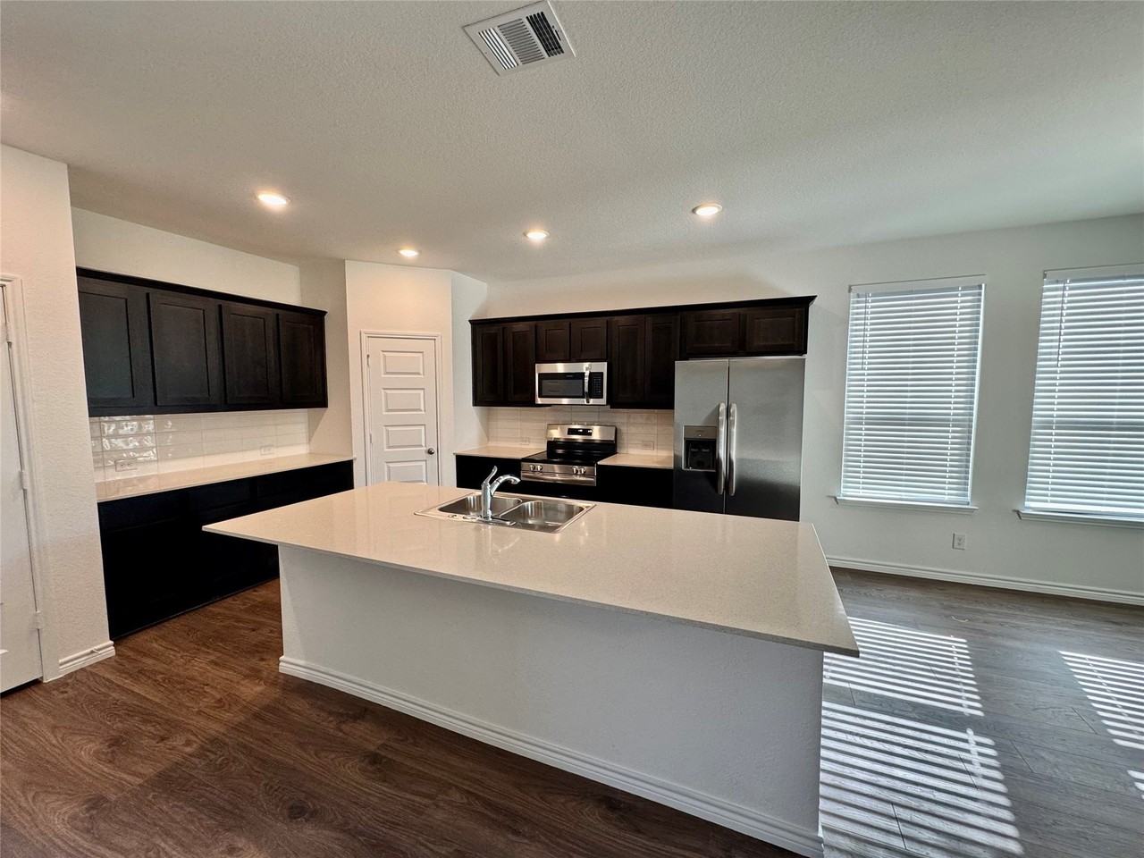 504 Saddle Ln - Photo 3 of 20