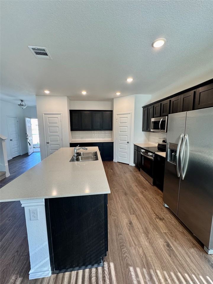 504 Saddle Ln - Photo 4 of 20