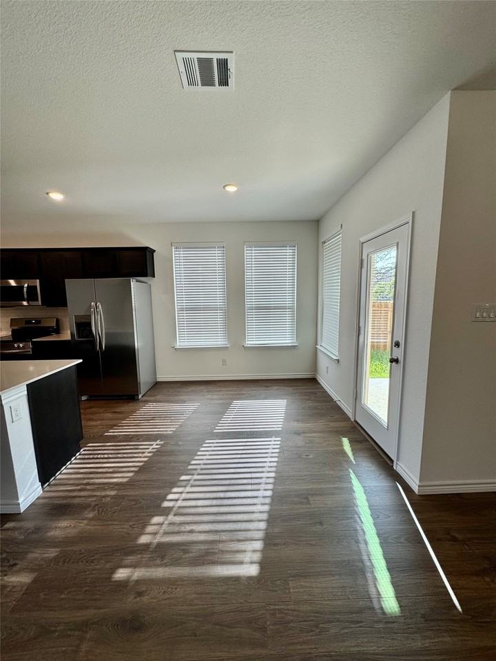 504 Saddle Ln - Photo 6 of 20