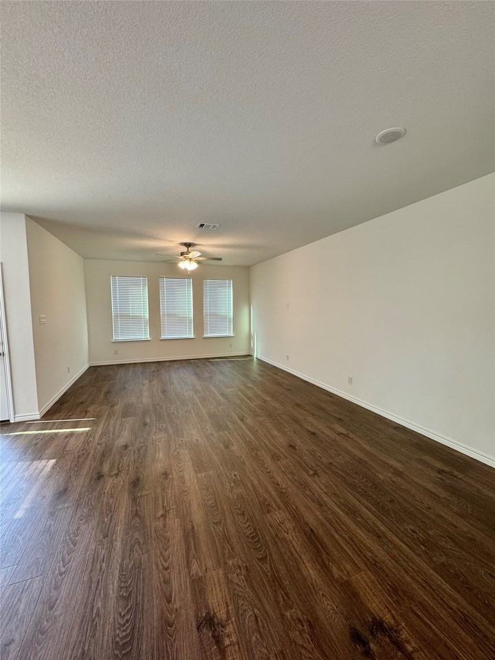504 Saddle Ln - Photo 7 of 20