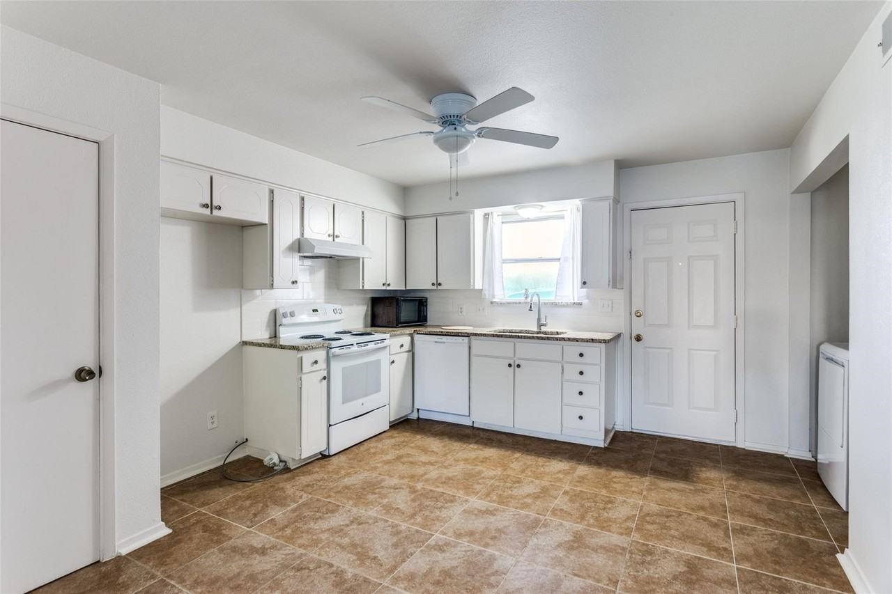 8001 Carrick St #B - Photo 3 of 4