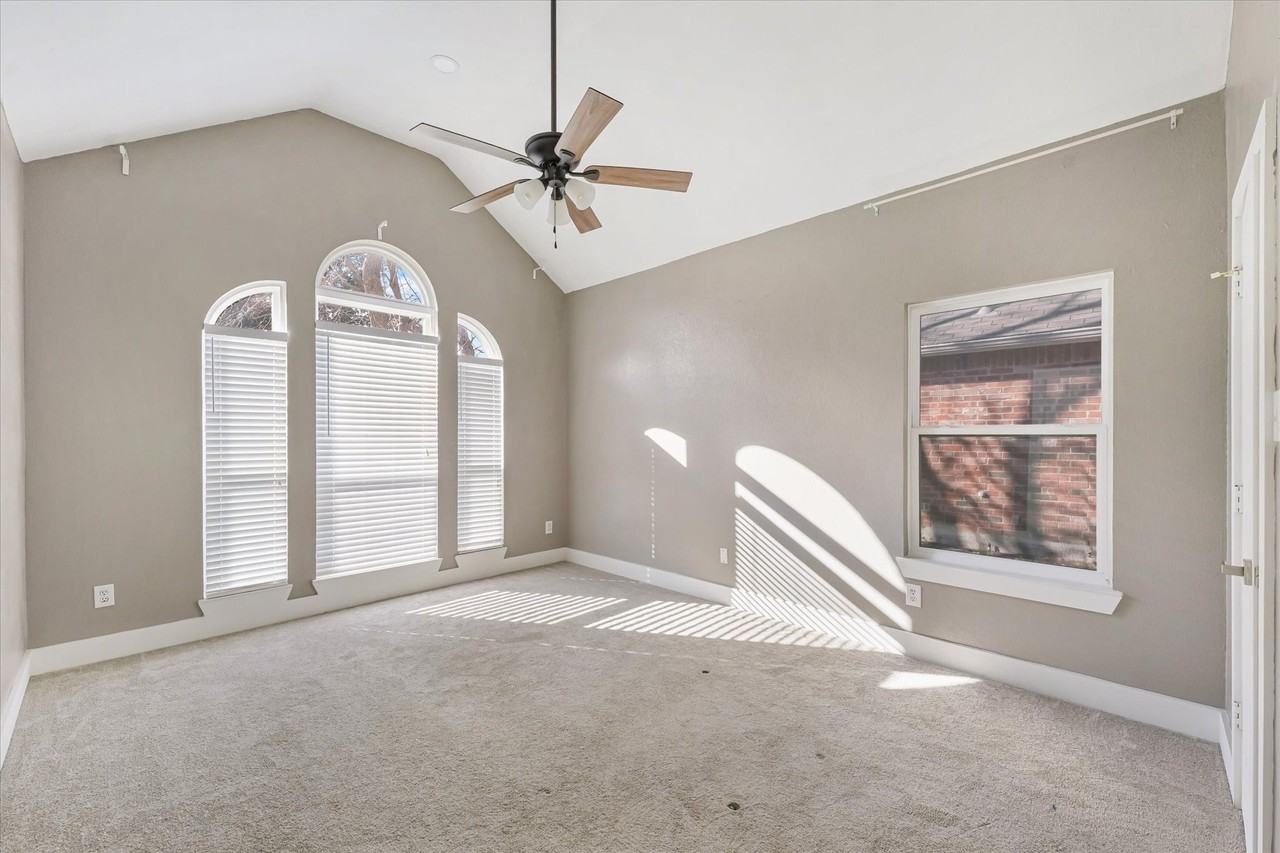 8405 Greenspoint Dr - Photo 7 of 40