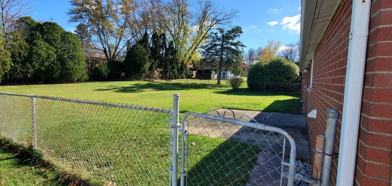 304 Florence Ave - Photo 3 of 6