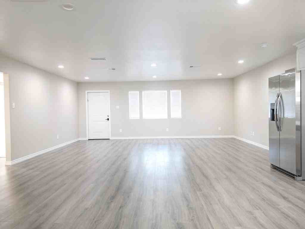 1506 E 21st St - Photo 3 of 30