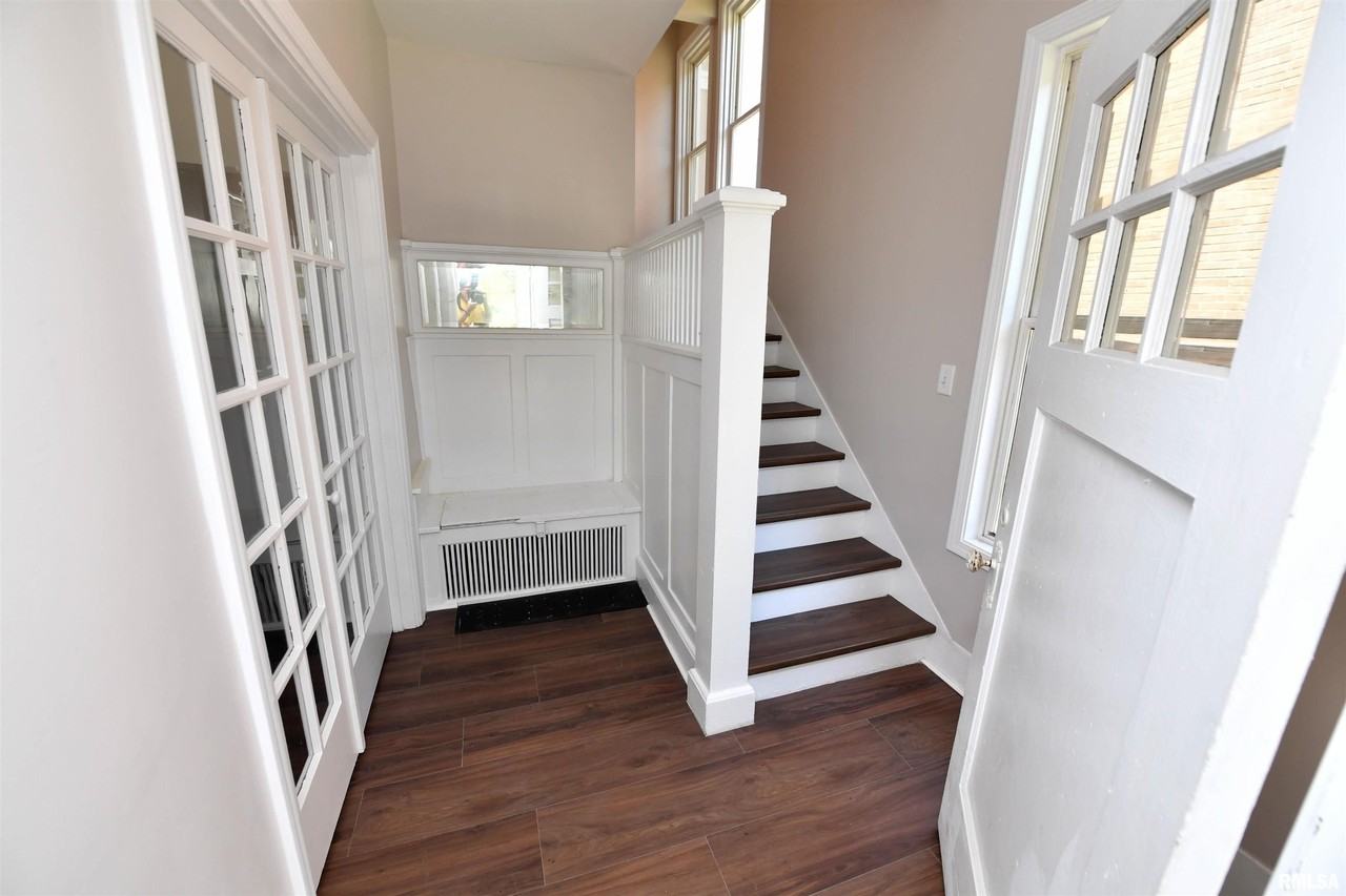 1027 N University St - Photo 4 of 50