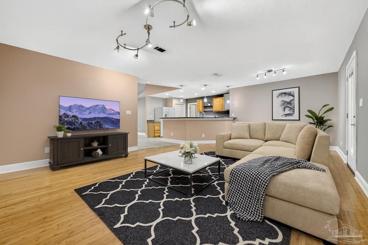 7117 Dale St - Photo 3 of 22