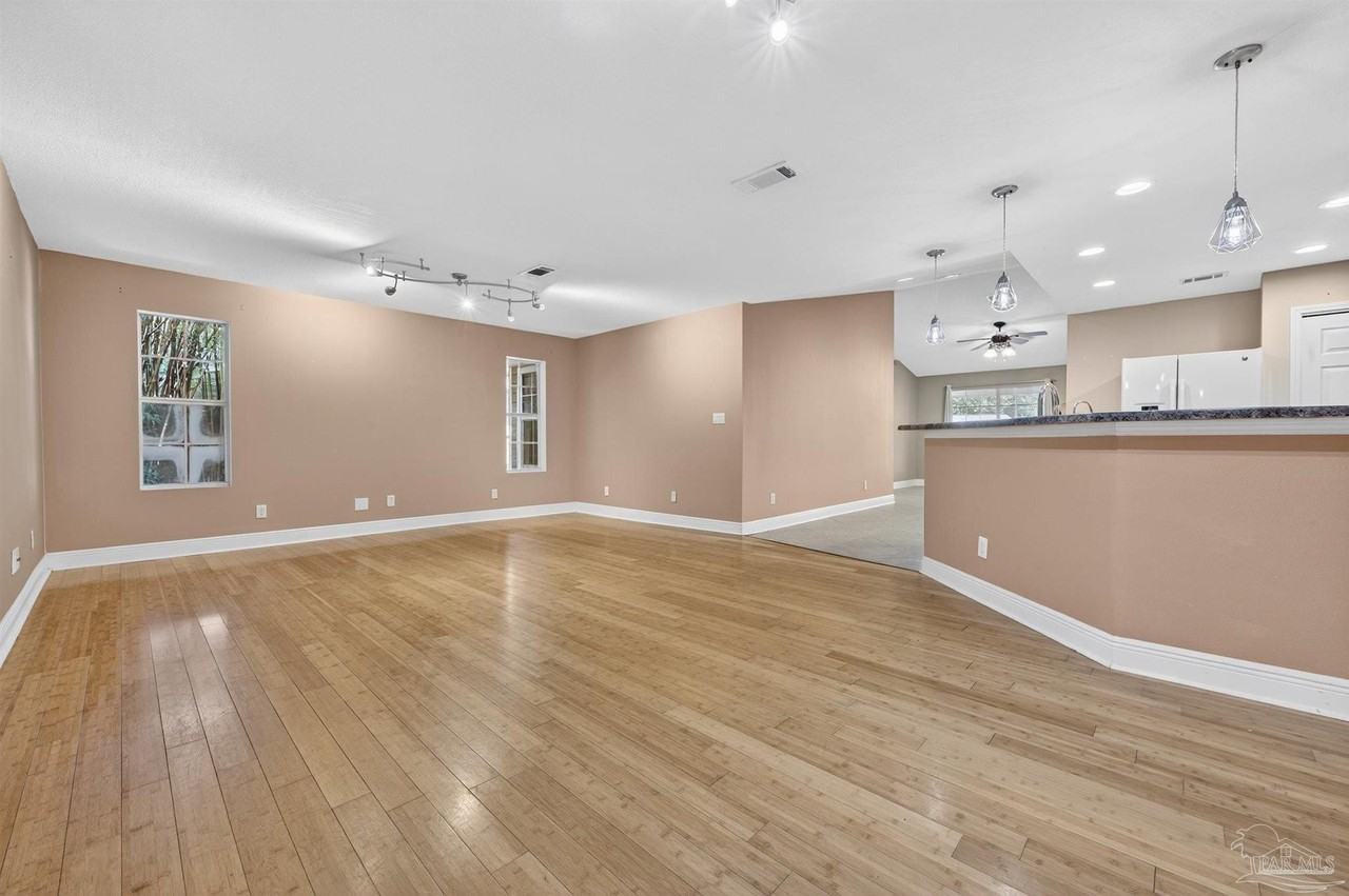 7117 Dale St - Photo 4 of 22